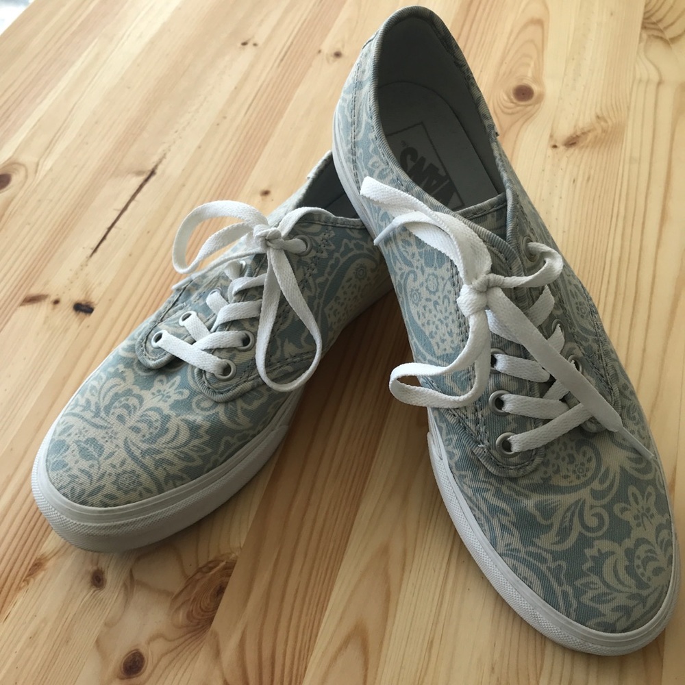 Subtle print tie Vans